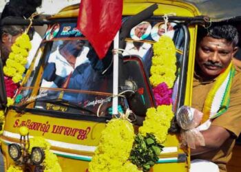 অটোচালক থেকে মেয়র! শপথ নিতে হাজির অটো চালিয়েই