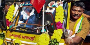 অটোচালক থেকে মেয়র! শপথ নিতে হাজির অটো চালিয়েই