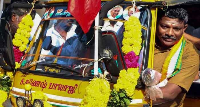 অটোচালক থেকে মেয়র! শপথ নিতে হাজির অটো চালিয়েই