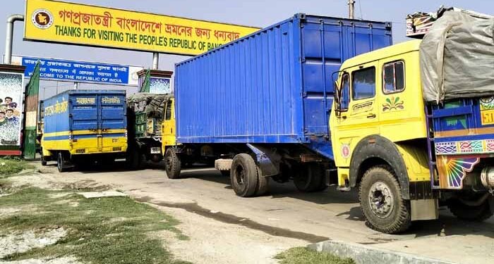 টানা ৩দিন বন্ধ থাকার পর বেনাপোল-পেট্রাপোল বন্দর দিয়ে আমদানি-রফতানি সচল —-