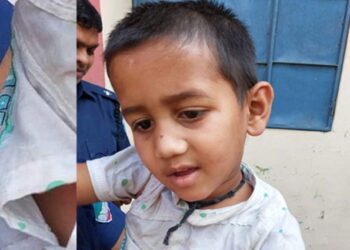 অসহায় শিশুকে রাস্তায় রেখে পালালেন নারী