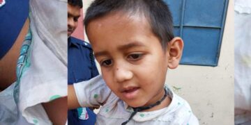 অসহায় শিশুকে রাস্তায় রেখে পালালেন নারী