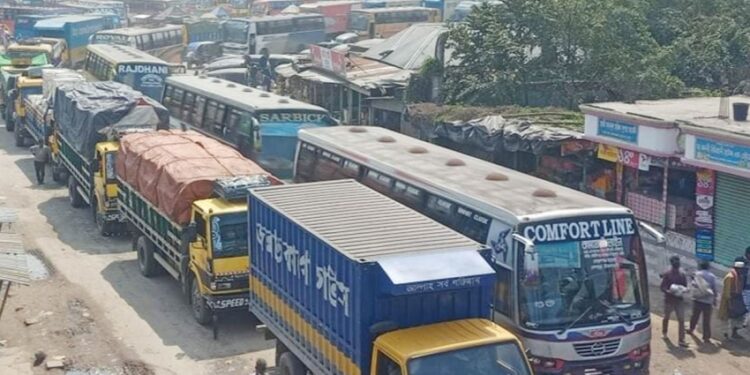 দৌলতদিয়ায় যানবাহনের দীর্ঘ সারি