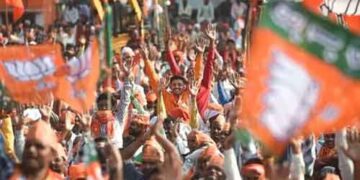 মন্দিরের বাইরে মুসলিমদের ব্যবসা করায় নিষেধাজ্ঞা, প্রতিবাদ বিজেপি নেতার