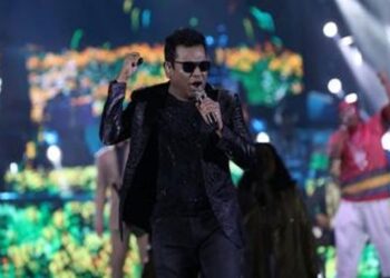 সুর আর কণ্ঠের মাধুর্যে মুগ্ধ করলেন এ আর রহমান