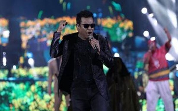 সুর আর কণ্ঠের মাধুর্যে মুগ্ধ করলেন এ আর রহমান