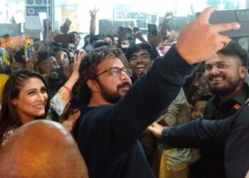 নিশো-মেহজাবীনকে দেখতে মিরপুরে ভক্তদের জনস্রোত