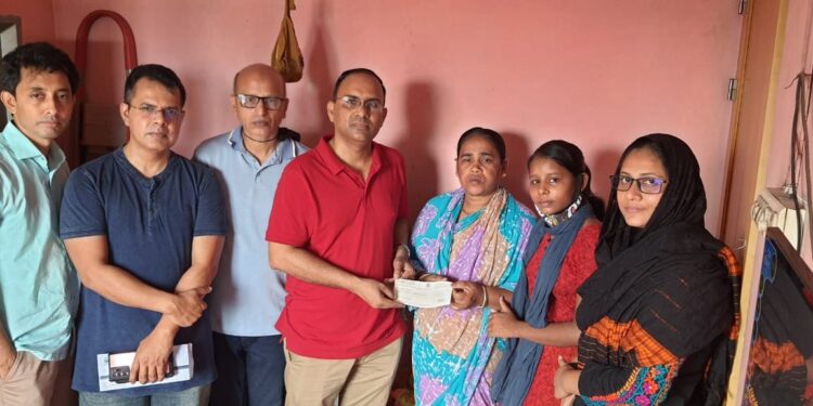  অসহায় ক্যান্সার রোগী সিমা রানী বনিকের পাশে দাঁড়ালো রোটারি ক্লাব অব পূর্বাচল গ্রীন সিটি